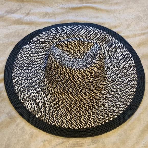 3 large sun hats black, black & white, & cream from H&M - Picture 5 of 7